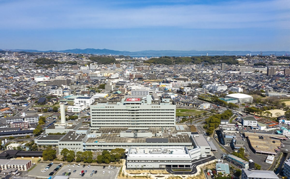 写真：精神医療センターと県立病院全体を俯瞰する航空写真