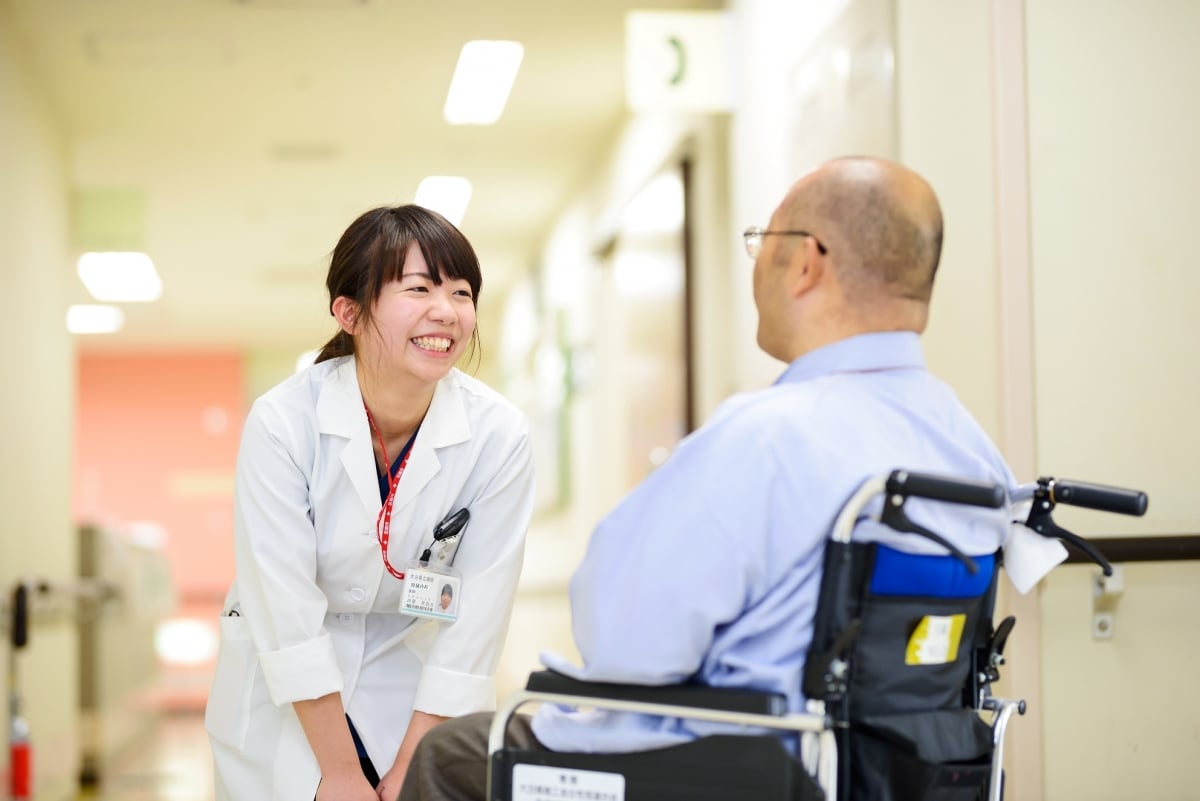 写真：患者さんとの会話風景