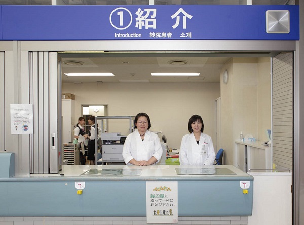 写真:紹介状をお持ちの患者さんは1番窓口へ